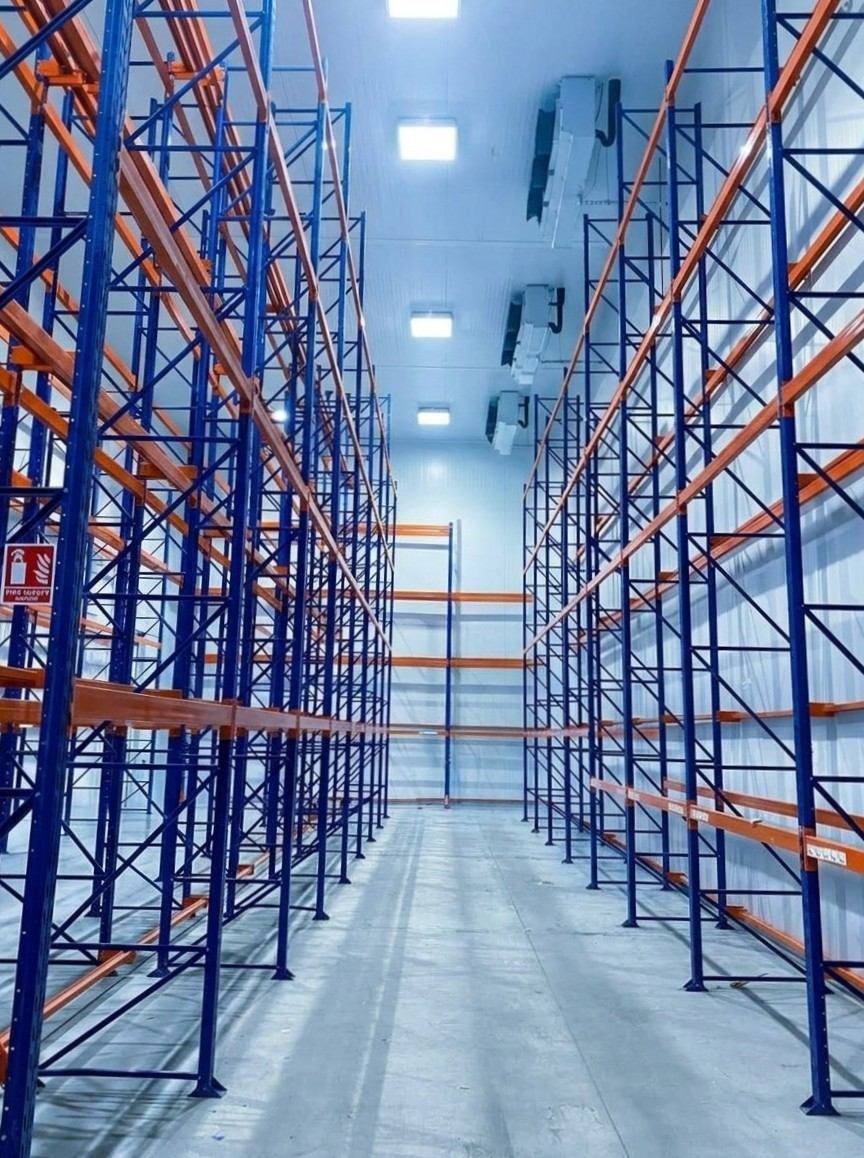 Corredor de porta-paletes dentro da câmara